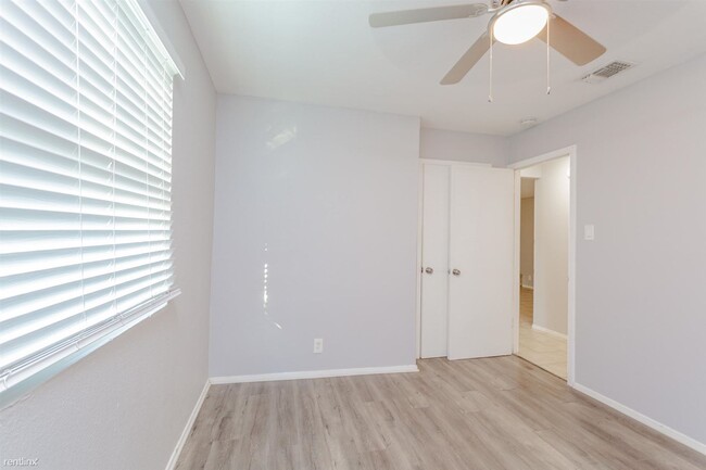 Building Photo - 2 br, 1 bath 4plex - 4431 Whispering Valle...