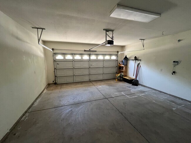 Building Photo - Beautiful Home for rent in Visalia, Ca