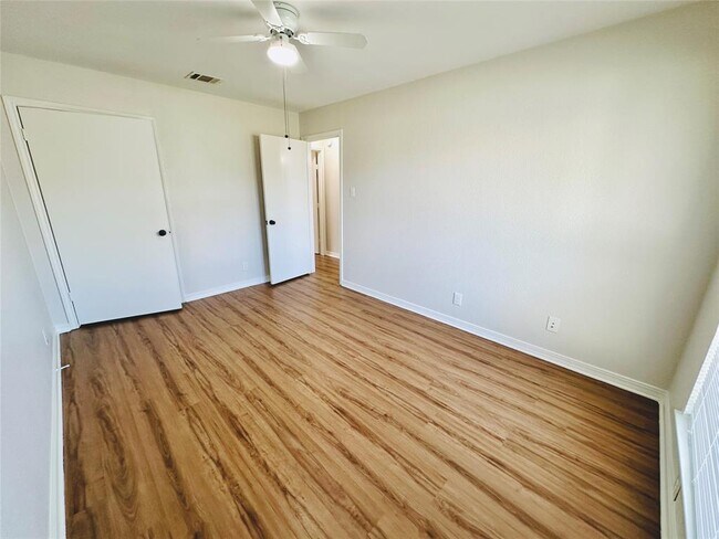 Building Photo - 1605 Somerset Dr