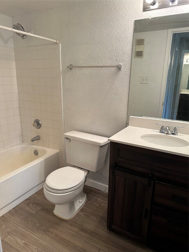 Building Photo - 3900 Woodchase Dr