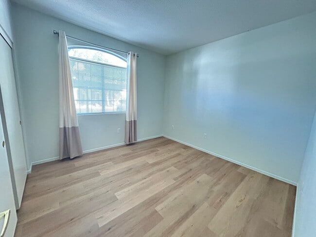 Building Photo - 3 bedroom 2 bathroom Summerlin condo!