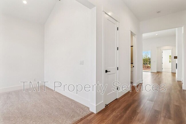 Building Photo - 1007 Bridger Dr