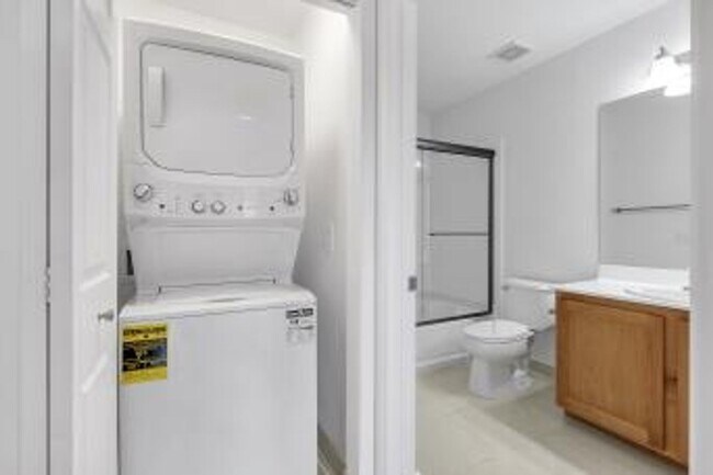 Building Photo - Two bedroom Park Avenue Condo/Freshly pain...