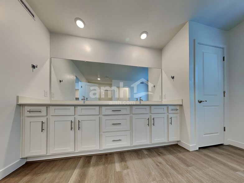 Building Photo - 6521 E Paseo Alga