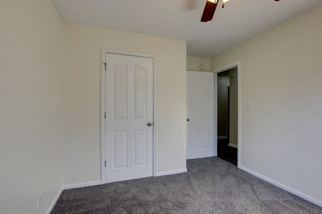 Building Photo - 3 bed 2 bath Fenced yard.  Heart of St. B.  Hurry.