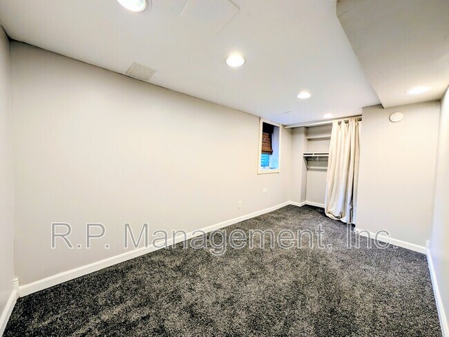 Building Photo - 880 S 19th Ave
