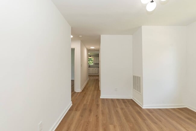 Building Photo - 423 E Rockspring St