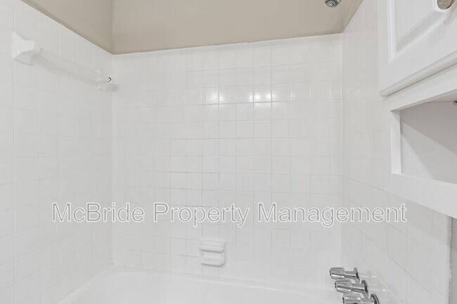 Building Photo - 4009 Royal Oaks Ct