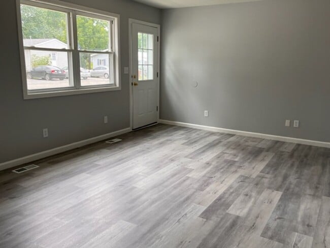 Building Photo - 2 Bedroom Duplex