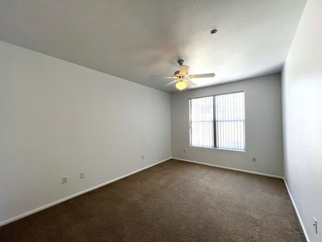 Building Photo - 3 Bedroom Condo with 1 Car Garage