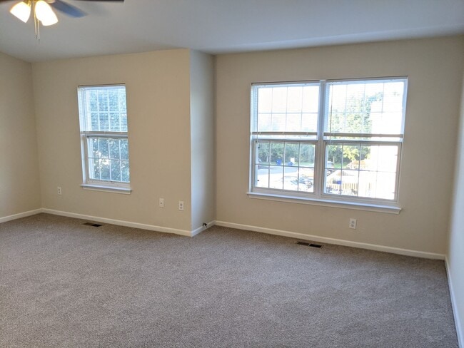 Building Photo - Recently renovated townhome in Ballenger C...