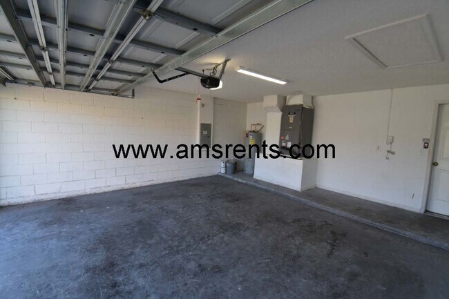 Building Photo - Spacious 3 bedroom 2 bath in Poinciana
