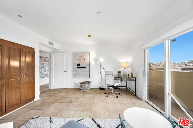 Building Photo - 871 Granville Ave