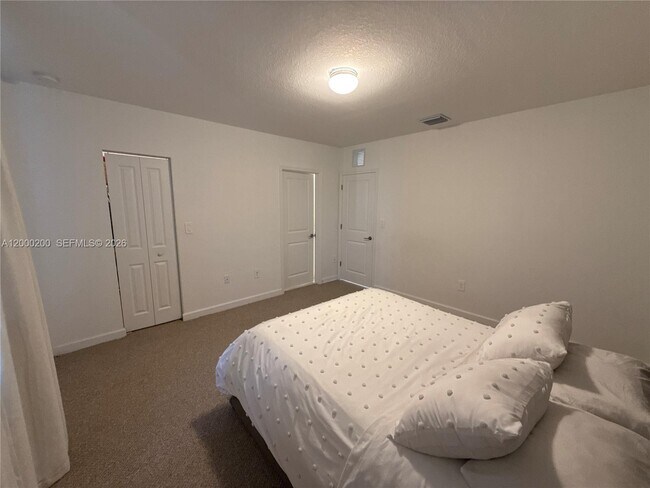 Building Photo - 412 NW 12th Pl