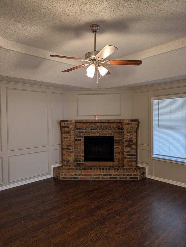 Building Photo - 1909 Willow Vale Dr