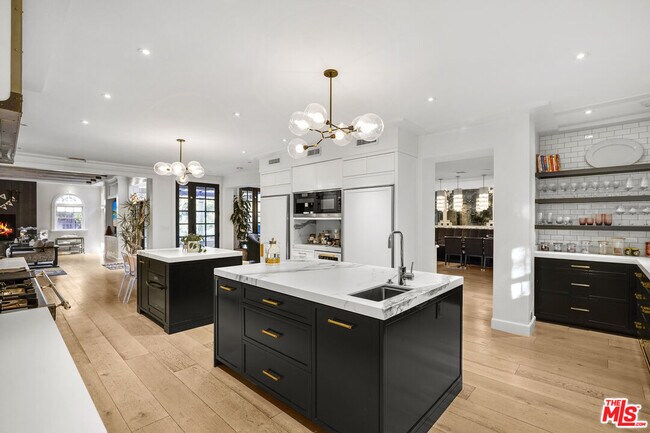 Building Photo - 23255 Mariposa De Oro St