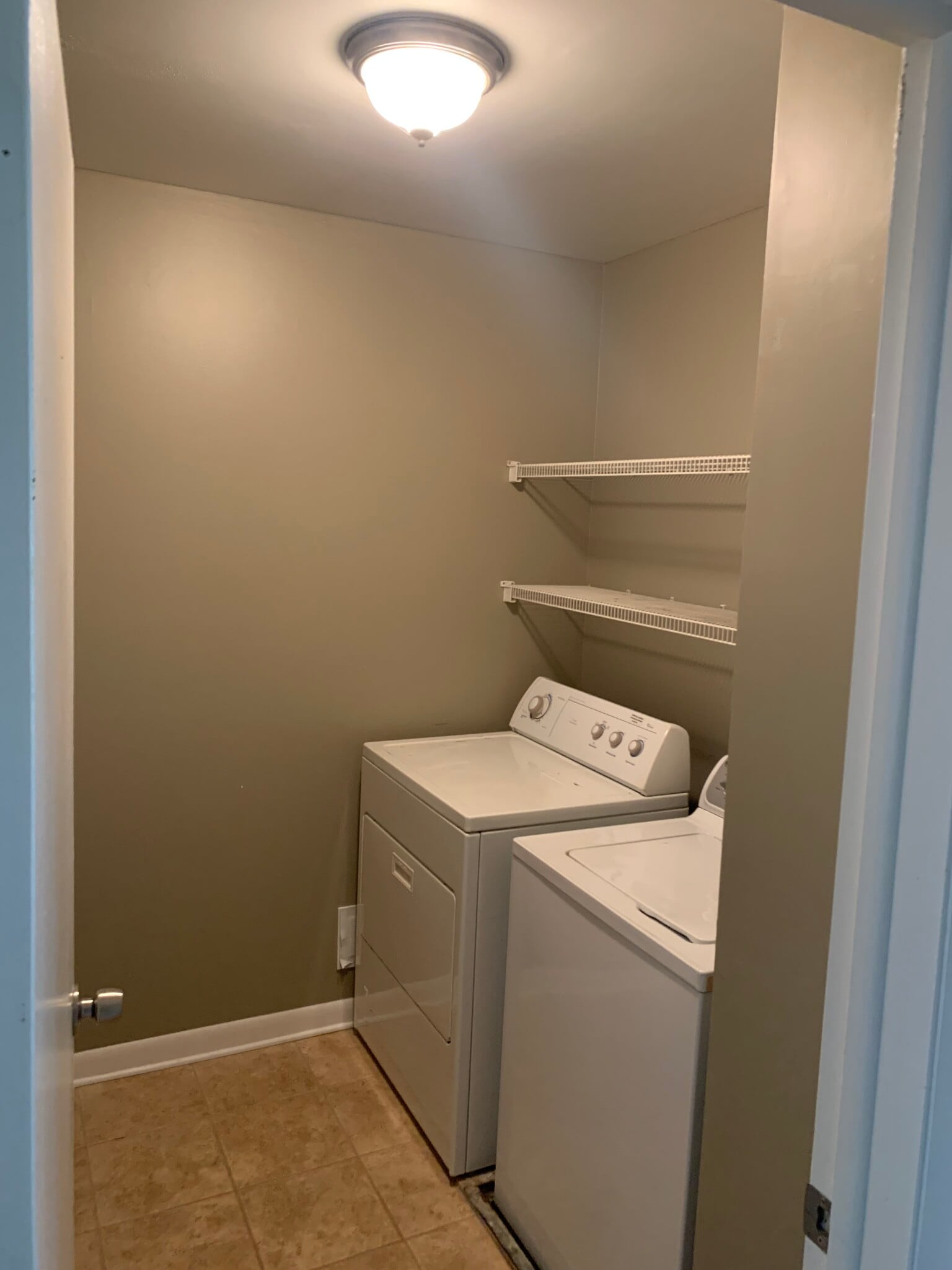 Washer and dryer room w/storage - 442 Thornhill Ln