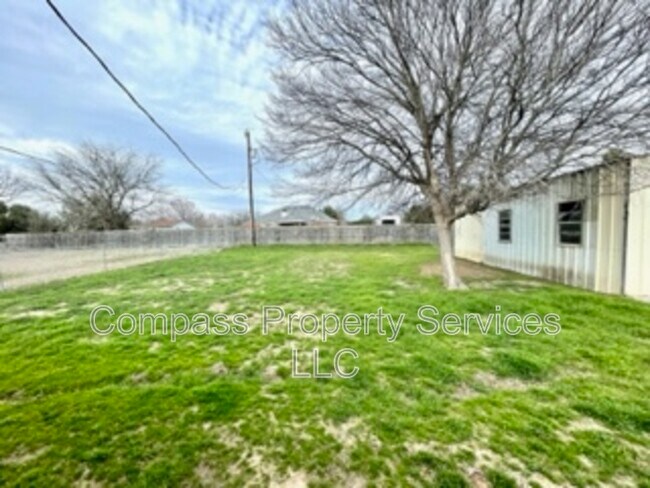 Building Photo - 396 Fernwood Dr