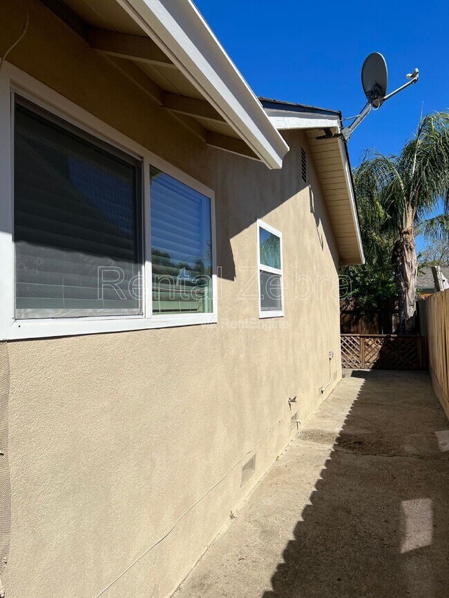 Building Photo - 1216 Rose Ave