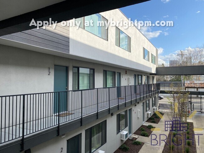 Building Photo - Recently Renovated 2 Bedroom 1 Bath, Two-Level Apartment-Great Midtown location!