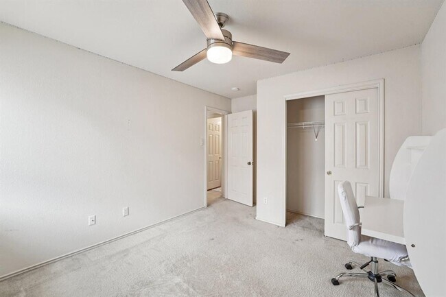 Building Photo - 1724 Darjeeling Dr