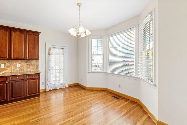 Building Photo - Exceptional 5-Bedroom Residence in the Hea...