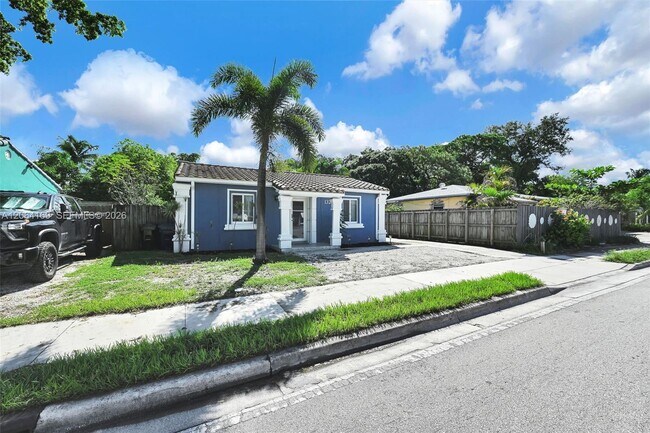 Building Photo - 1328 N Andrews Ave