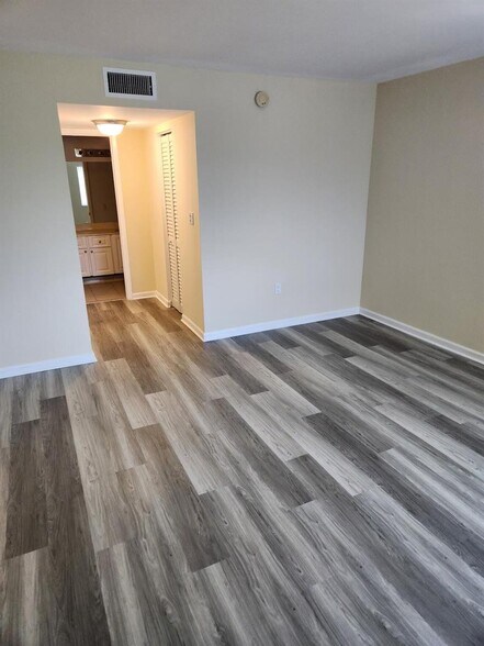 Building Photo - 731 N Pine Island Rd