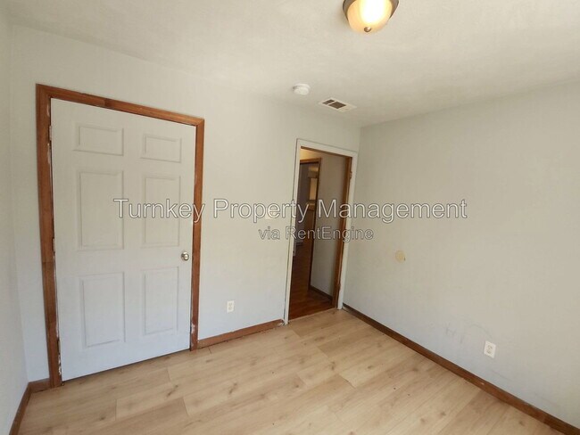 Building Photo - 506 S Pool St