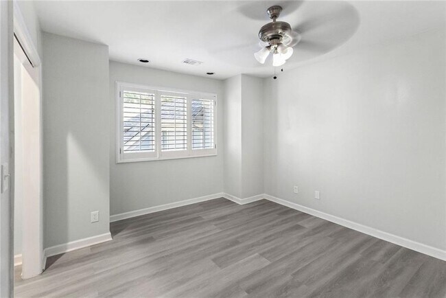 Building Photo - 2910 Emerald Dr