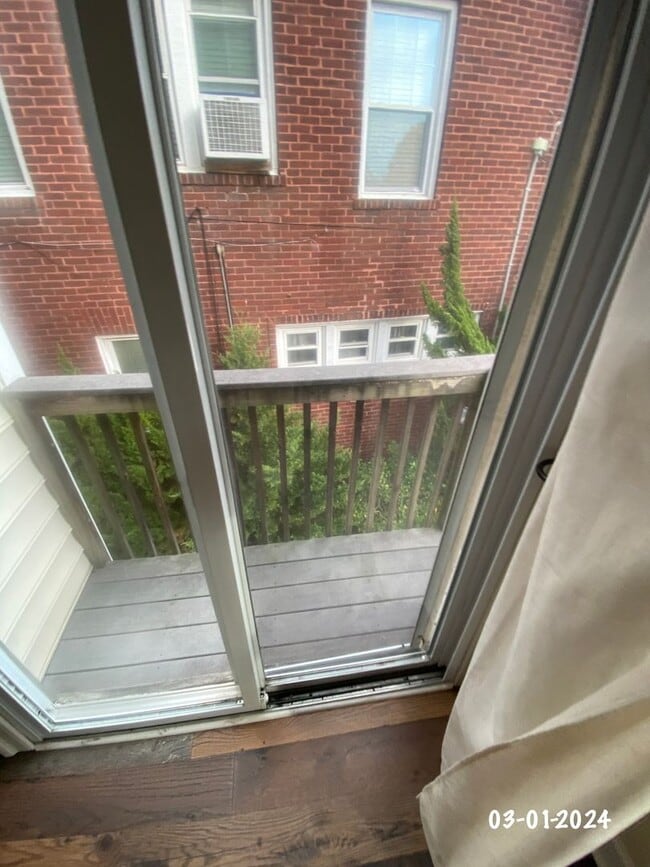Building Photo - Spacious 2 bedroom/1 bath 2nd floor Condo ...