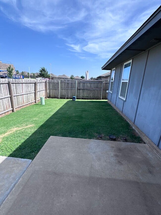 Building Photo - 3 bd 2 bath in Yukon