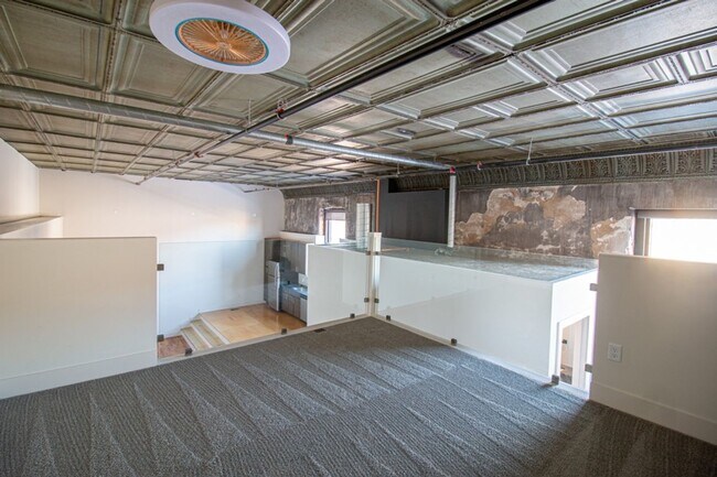 Building Photo - Spacious Loft