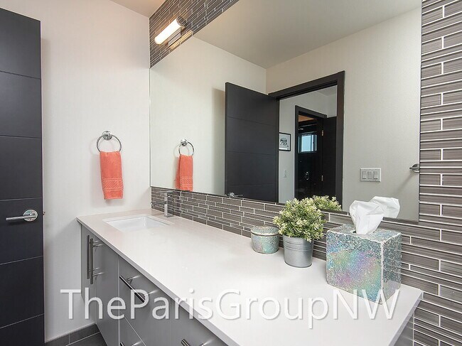 Building Photo - Stunning Mod 3BR+Den, 3.5BA Townhome * XL Roof Deck *A/C ++