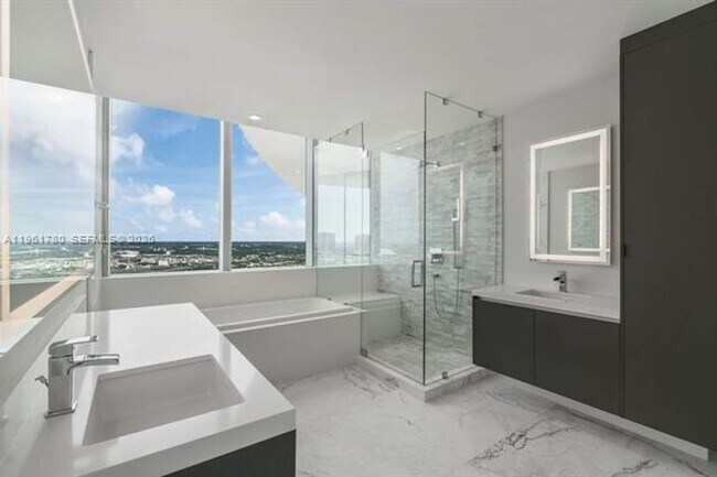 Building Photo - 851 NE 1st Ave