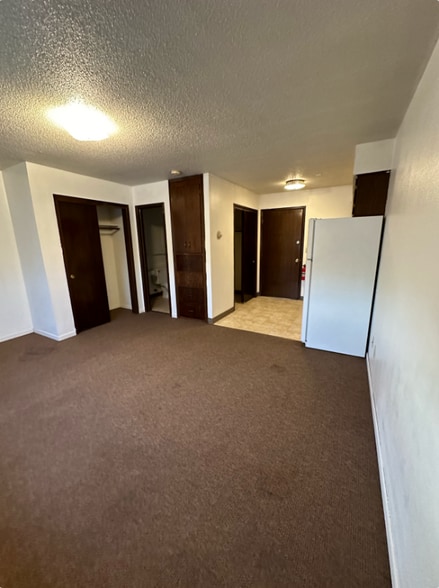 Building Photo - 320 Oak Ave N