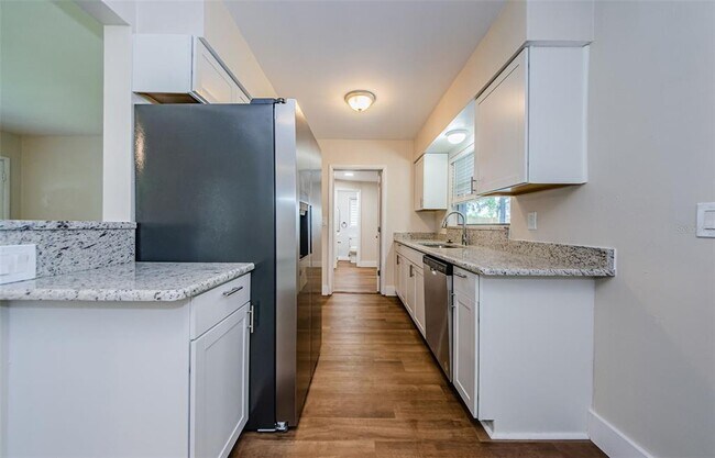 Building Photo - 1310 Robin Hood Ln