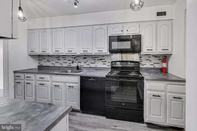 Building Photo - 1001 26th St NW