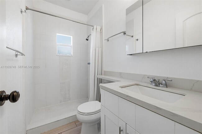 Building Photo - 521 NE 70th St