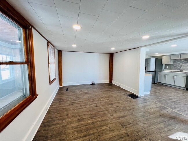 Building Photo - 140 E Oneida St