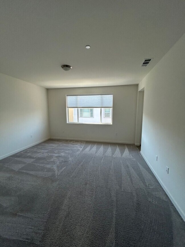 Building Photo - PET FRIENDLY