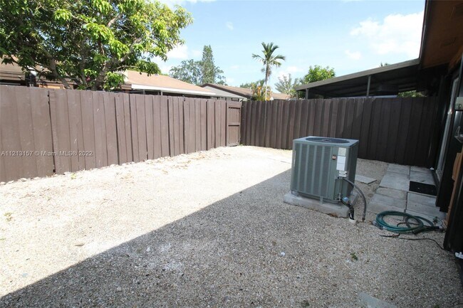 Building Photo - 2331  Dogwood Ct  . Pembroke Pines Fl 33026