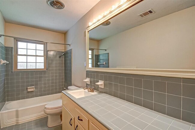 Building Photo - 9638 Meadowglen Ln