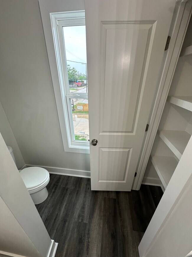 Building Photo - 1713 Bilbo St