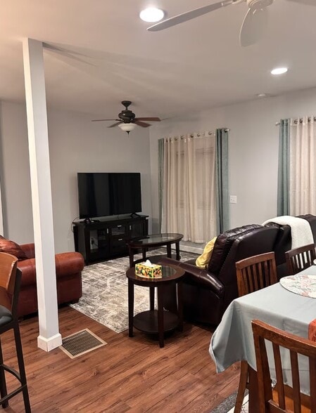 Building Photo - 1211 W 6th St