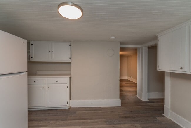 Building Photo - $699- Updated 2 bed/1 bath apartment near Medical Center, with brand-new appliances!