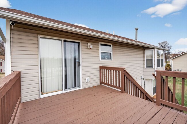 Building Photo - Charming 3 Bedroom with Garage!