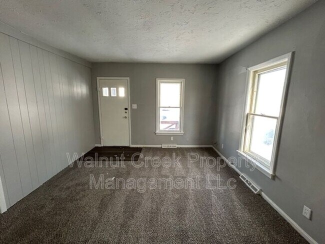 Building Photo - 939 W 22nd St