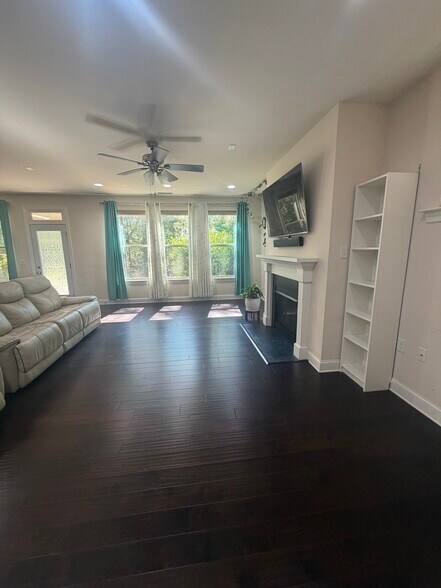 Building Photo - 220 Concordia Woods Dr