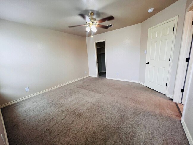 Building Photo - 5105 Flipper Dr